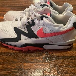 Nike Men's Athletic Shoes in White and Pink